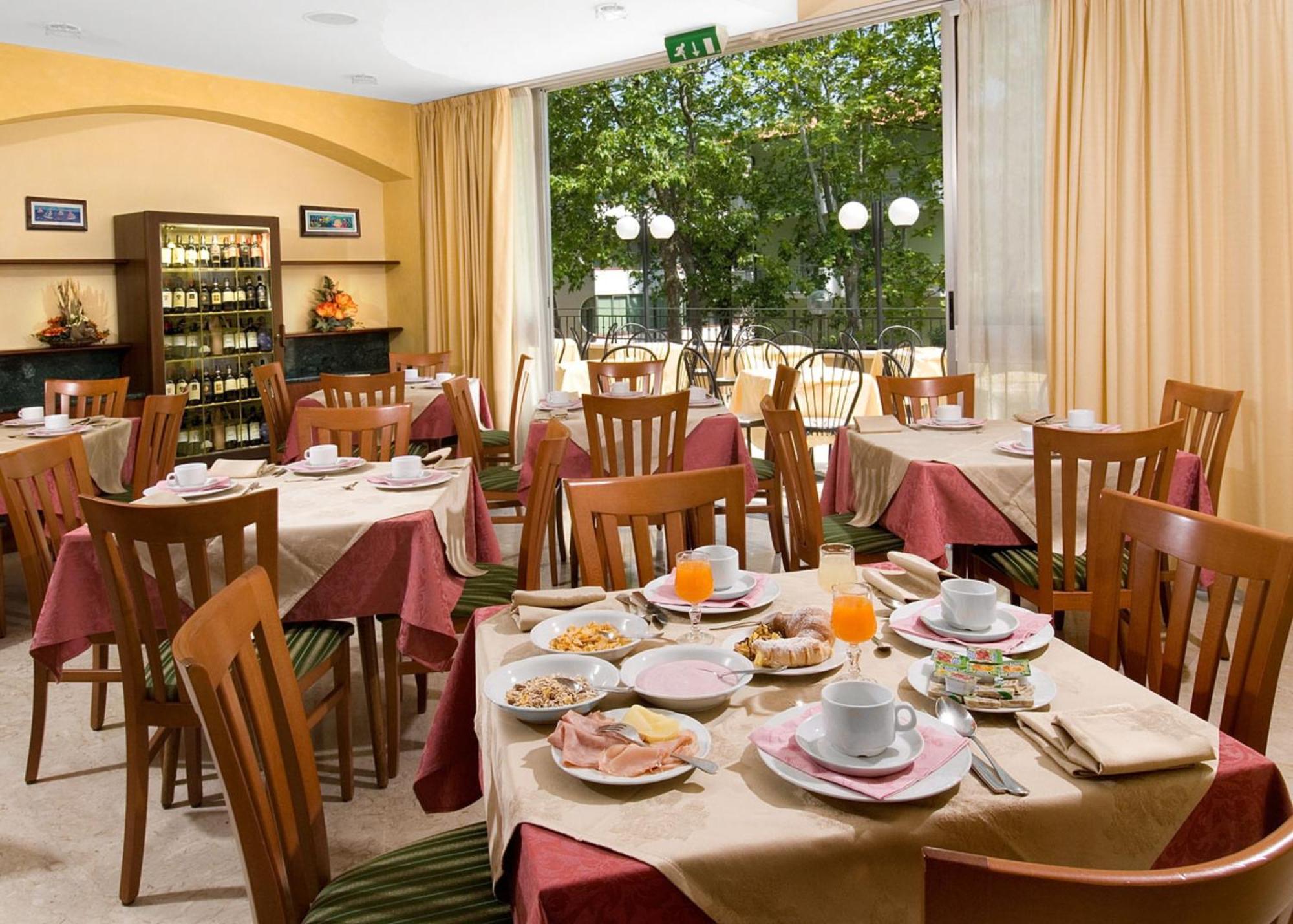 Hotel Savoia เชเซนาติโก ภายนอก รูปภาพ