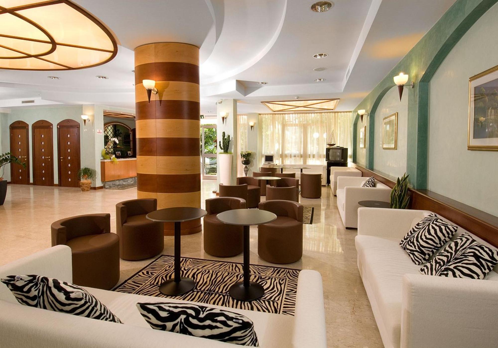 Hotel Savoia เชเซนาติโก ภายนอก รูปภาพ